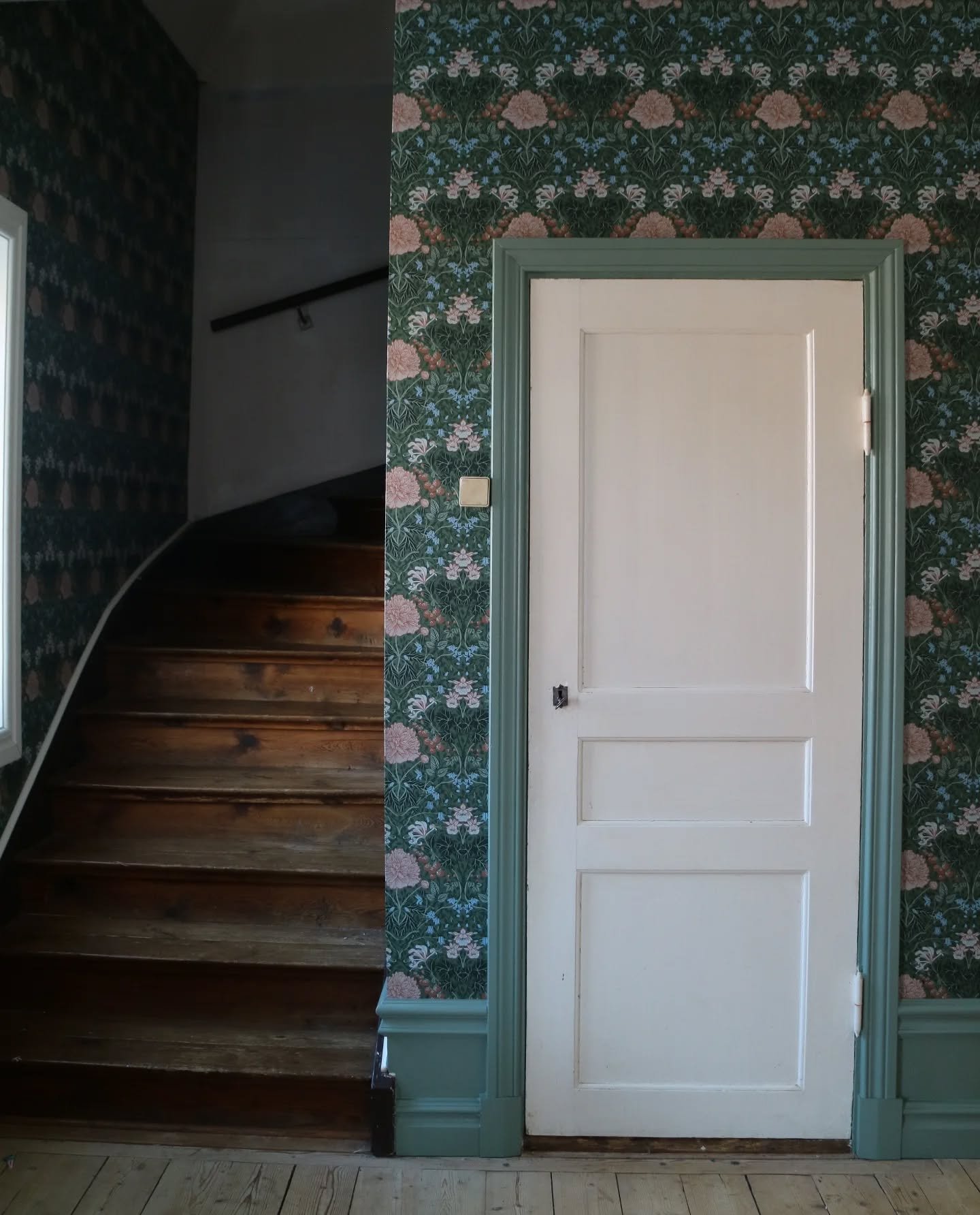 Sköna gröna blommiga hall. Jag kärade ner mig i en tapet och visste att just den ska sitta i hallen. Vi bodde in oss och kände efter. Valde bort den första tapeten, den var inte rätt. Vilken stil vill vi ha i rummet. I hela huset? Vilken stil passar oss och inte minst huset? Stilrent? Ombonat? Lugnt? Kan vi blanda olika stilar? Förstora rum eller förminska rum? Naturligt ljus eller ljuskällor? Kallt ljus eller blir det varmt? Faktorer som spelar in. Jag bestämde mig för att hallen ska få mönster, här finns det liv, den ska vara välkomnande och varm, sätta den första känslan att detta hus är gammalt och här sätter vi oss ner och dricker en kopp te. Så fann jag den. Sarah ifrån midbectapeter . Som ger allt jag letade efter.
.
.
.
.
.
#midbec #midbectapeter #hall #hallinspiration #hallway #inspiration #tapet #familjetapeter #wallpaper #gröntärskönt #renovera #tapetsera #renovation #oldhouse #sekelskifte #sekelskifteshus #1920talshus #golvsockel #höggolvsockel #veckebosåg