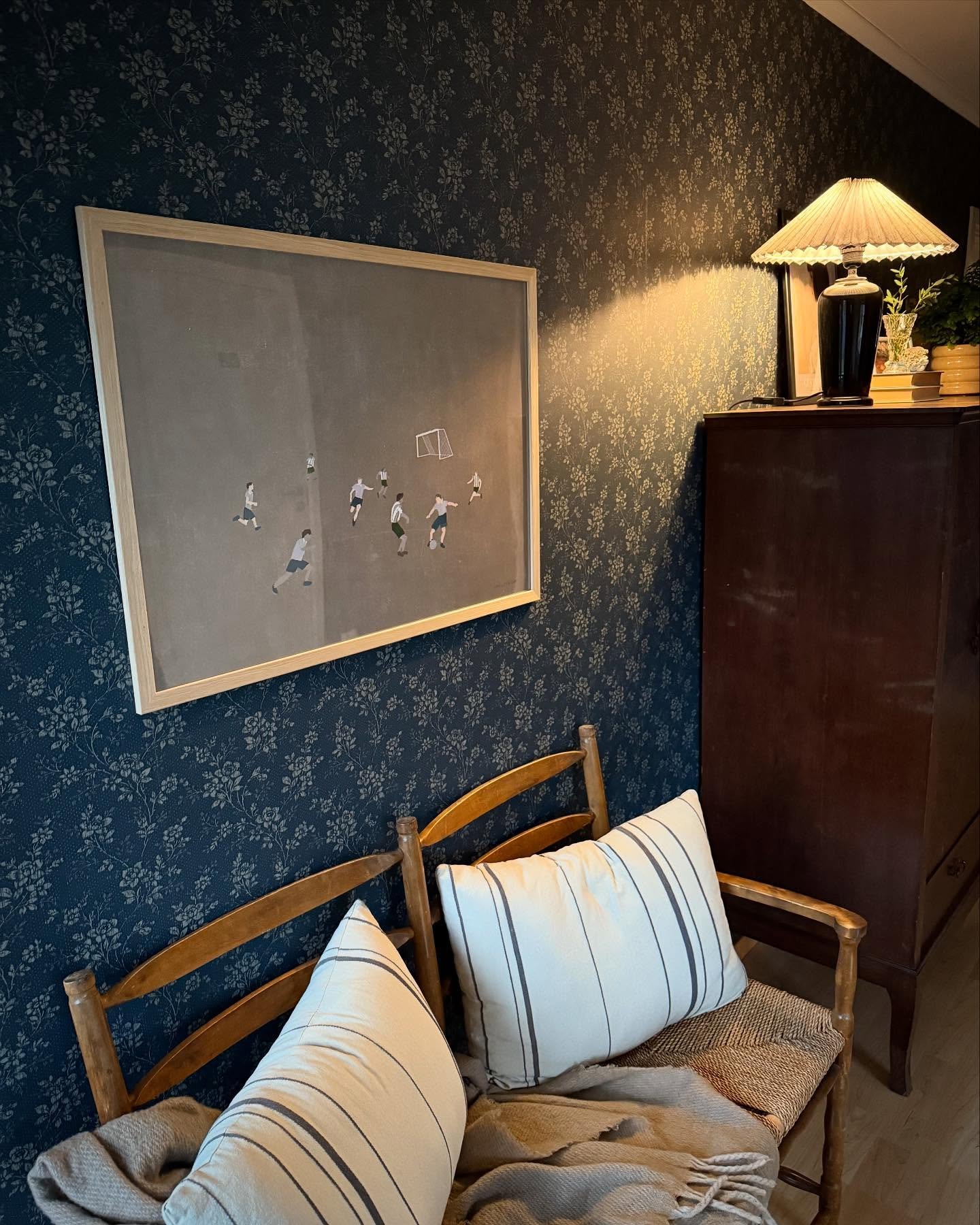 Vår hall på ovanvåningen har fått sig en förvandling i form av nya tapeter och det blev ett rejält lyft och så mycket mysigare 💙🤎

Se sista bilden för att se hur det såg ut före tapetseringen 😀

#inredning #inredningsinspo #inspiration #inredningsdetaljer #homedecor #homeinteriors #interiors #interiordesign #detaljerihemmet #heminredning #hemljuvahem #skönaheminspo #inredmedhusohem #secondhand #secondhandiförstahand
