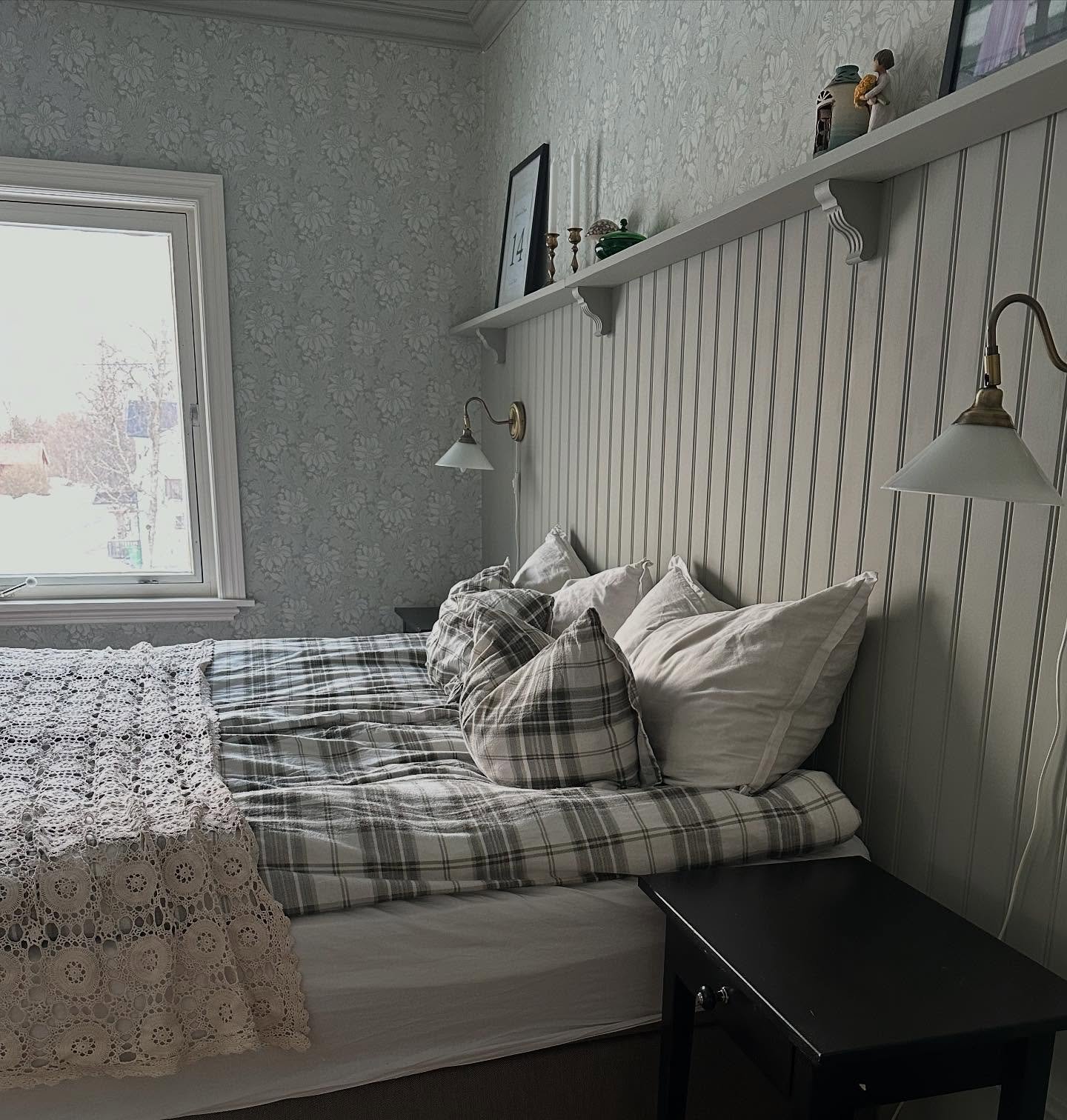Det rummet som var ett barnrum som sedan blev kontor/gästrum innan det till slut blev sovrum. Äntligen är sovrummet så gott som klart, nu fattas det detaljer så som gardiner och lite annat smått. 

I januari 2024 började vi med att flytta dörren (syns på sista bilderna) så att man slapp gå igenom ett rum för att komma till detta rummet. Sedan har vi bland annat byggt igen och satt nytt gips, slipat originalgolvet, tapetserat, satt nya lister och målat tak! ✅