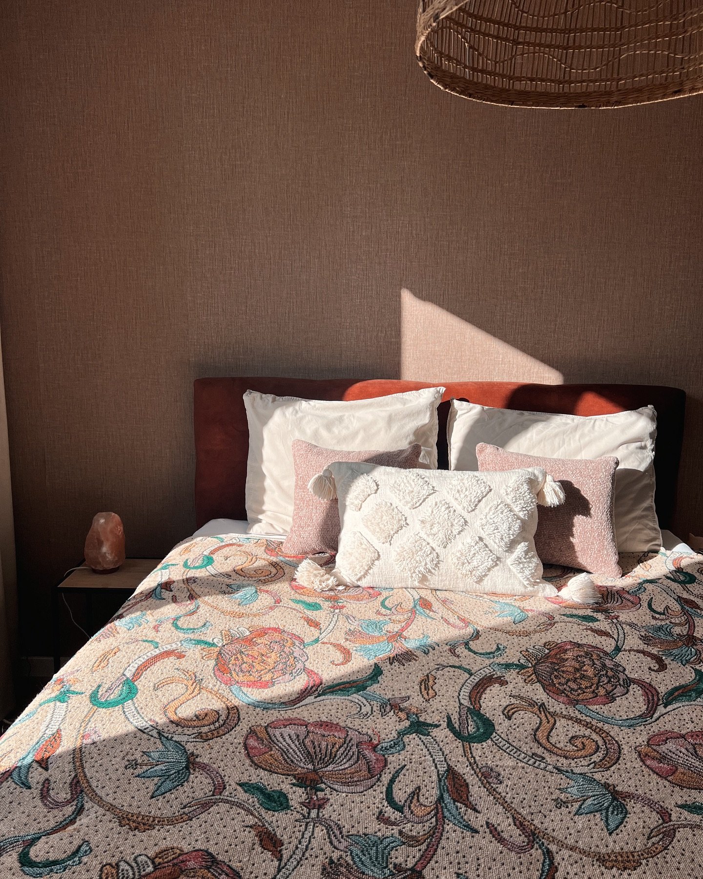 𝕋𝕖𝕣𝕣𝕒 𝕓𝕖𝕕
Nog steeds blij dat we een aantal jaar terug kozen voor een uitgesproken kleur bed! Twijfel je er over? Doen! We hebben alle kleuren in de slaapkamer verder rustig gehouden waardoor het alsnog cosy oogt. Het behang is een roze/beige linnenlook behang van wallpassion.co.uk. 
.
.
.
#vtwonen #kijkjeinmijnhuis #homedecor #doorkijkje #huisjekijken #huisinrichting #interieur #interieurtips  #interieurstyling 
#weerverliefdopjehuis #binnenkijken #slaapkamer #bed #boxspring #totaalbed #bedroominspo #sissyboy #terrabed