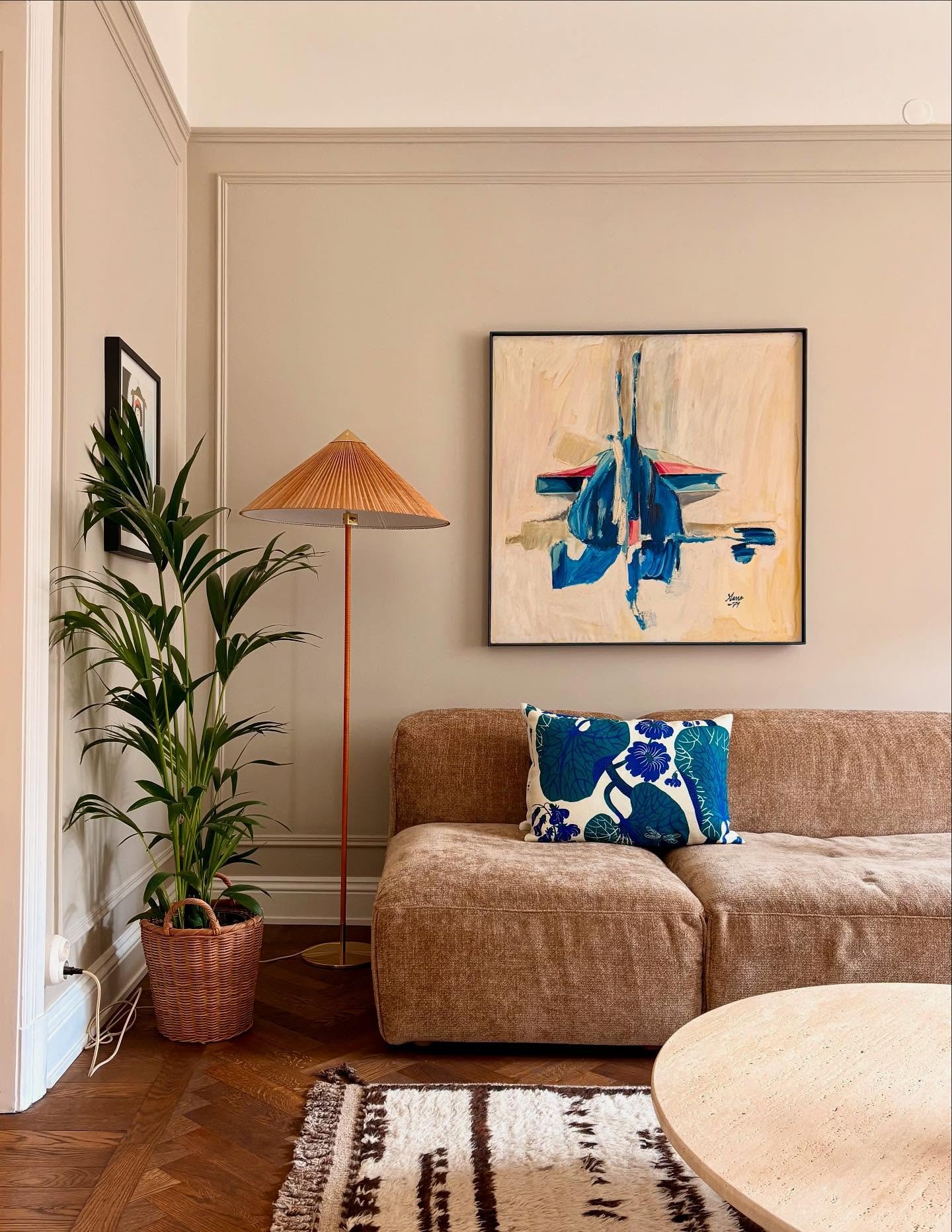 Vacker brun soffa i lätt skimrande sval guld och de blå ger djup.

#soffa #poshliving #sits #lampa #gubi #kuddar #svenskttenn #väggfärg #familjetapeter #matta #carpetvista #bord #sleepo