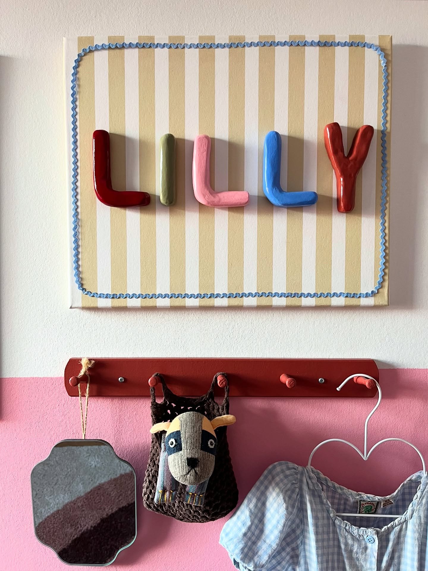 Projekt Nr630. DIY bokstäver i lera 💛 
Lite lera, färg, en canvastavla, lite tapetspill och tygband 💕 En namntavla till Lillys nya rum 💕
