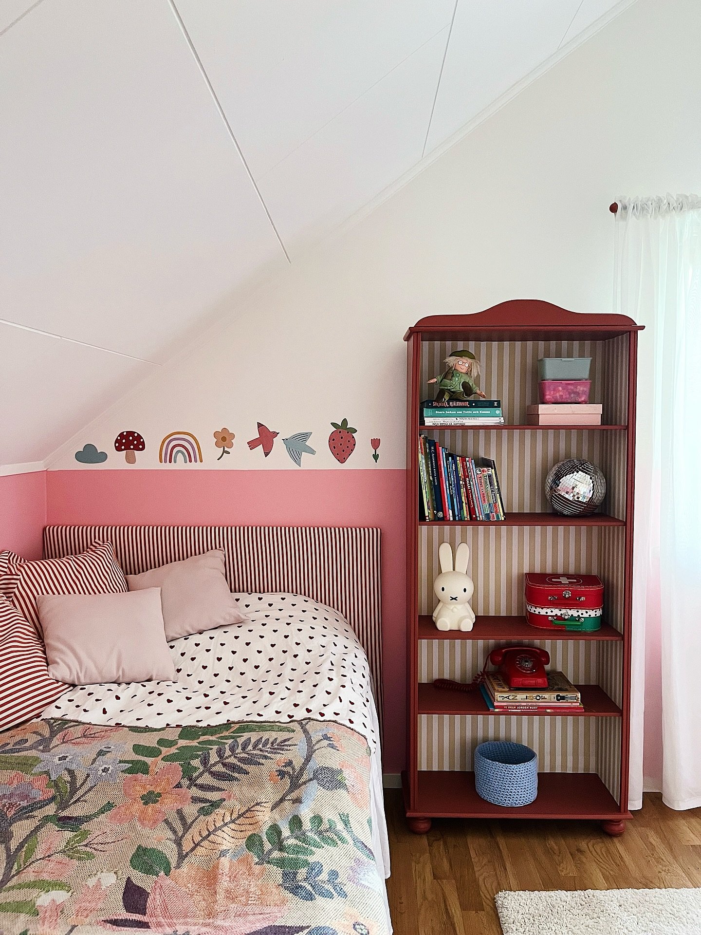 Projekt Nr631. Barnrums-remake 🎨
Lillys rum blev det första lite större projektet i nya huset – och jag är så glad att jag fick göra det tillsammans med favoriterna på familjetapeter.se 🌸

De tråkiga beiga väggarna byttes ut mot vitt 🤍 och bubbelgumsrosa 💕, och secondhand-fynden (bokhyllan 📚, knopplisten och tavelramarna 🖼️) fick nytt liv med en ljuvlig röd färg och underbar randig tapet 🎀.

Målarprojekten var varken krångliga eller tog superlång tid att fixa – på några dagar hade vi förvandlat den beigea vardagen till en rosa-röd-randig-bubbelgums-dröm 🍭✨ Precis som 4-åringen önskade 💫👧 

👉 Vad tycker du om husets första storprojekt ? 💌

Glöm inte att spara om du är på jakt efter lite färginspo 🎨

Färgkoder: 
Den vita väggfärgen: 
Den rosa väggfärgen: 
Den rosa snickerifärgen: 
Den randiga tapeten: