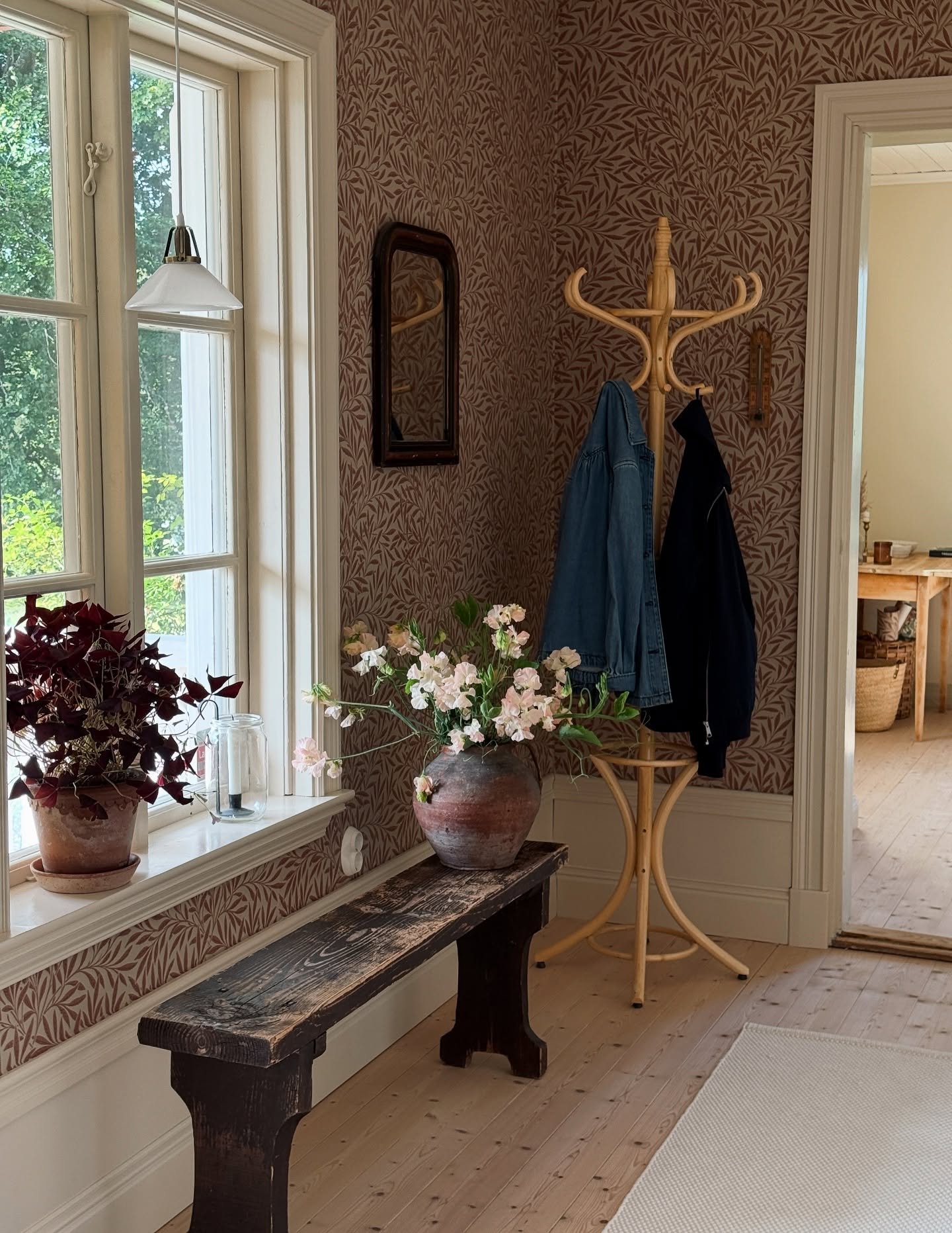 Jag får så ofta frågor vad det är för kulörer vi har målat med i vårt hus, så jag ska försöka fixa ett sådant inlägg framöver. Hade ni varit intresserade av det? ☺️

.
.
.
.

#hall #hallinspo #hallinspiration #prästgård #gammalthus #sekelskifte #linoljefärg #engwalloclaesson #tapet #tapetinspiration #wallpaper #wallpaperdecor #williammorris #williammorriswallpaper #familjetapeter #bolig #boligdrøm #skandinaviskahem #veckansvackraste #husochhem #alltihemmet #lantligthem #lantligt #renovering #byggnadsvård #trappa