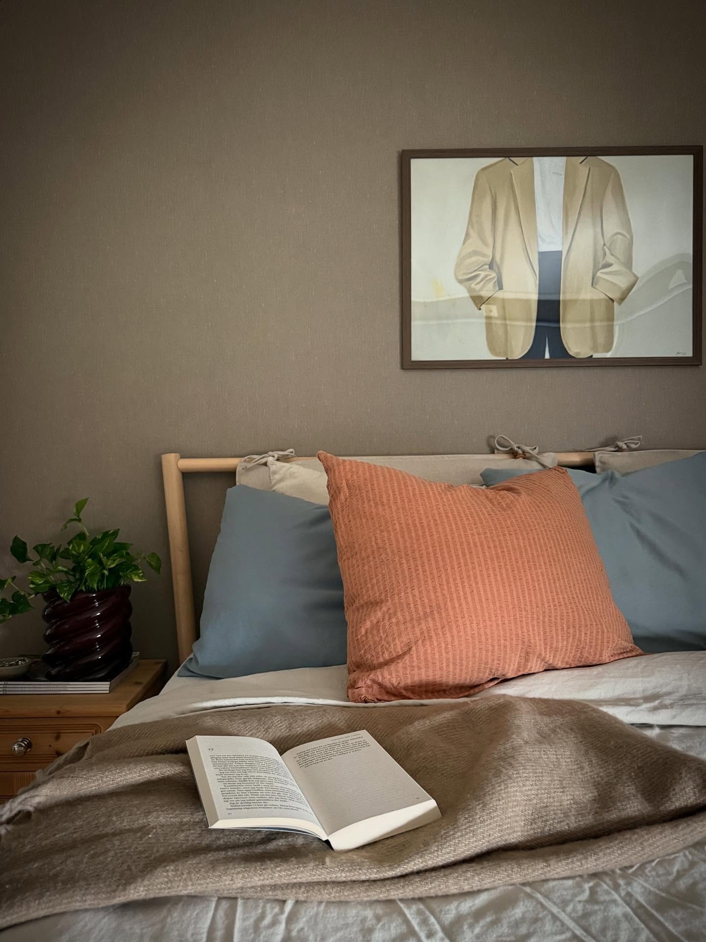 Idag hade jag väldigt gärna legat kvar här hela dagen 🤎 Känner mig frusen, trött och lite hängig men håller tummarna för att det inte blir mer än så 🥰🍂

#bedroom #bedroomdecor #sovrumsinspiration #inredning #inredningsdesign #interiors #homedecor #homestyling #secondhand #detaljerihemmet