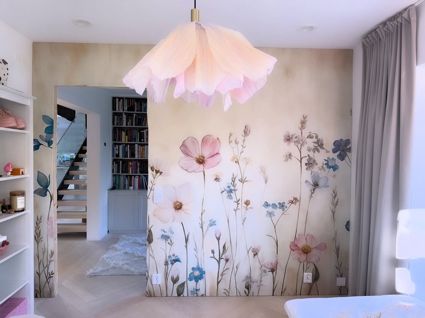 Sponsrat inlägg - i reklamsamarbete med familjetapeter.se 🌸

Just nu pågår en make over och uppfräschning i flera rum här hemma. Här har ni efter och före med fototapeten Blomsteräng från bästa familjetapeter.se 🌷 Blev en liten 13-årspresent och vi skojar om att hon kommer att få en dörr i julklapp 😅

Så snyggt 👌🏽💭

#tinytherns #familjetapeter #wallpassion #fototapet #blomsteräng #tonårsrum #interiors #teenageroom