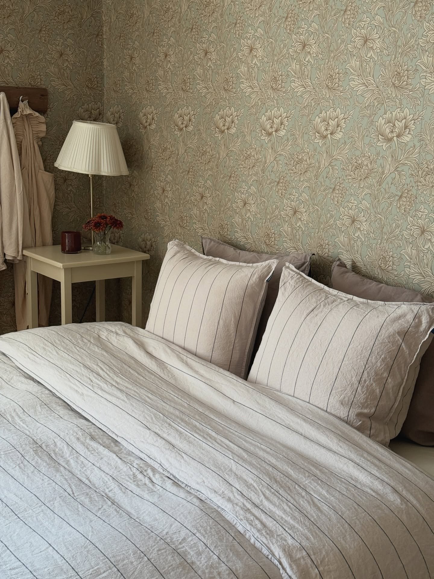Längtar tills jag får krypa ner här. Är helt slut 😴

.
.
.
.

#sovrum #sovrumsinspo #sovrumsinspiration #bedroom #bedroomideas #bedroominterior #secondhand #lantligthem #lantligt #lantligahem #lantliv #williammorriswallpaper #williammorris #veckansvackraste #inredning #familjetapeter #linoljefärg #svenskainredare #spegeldörr #bolig #boliginteriør #boligdrøm #scandinavianhome #scandihome #skandinaviskahem #skandinavischwohnen #grangolv