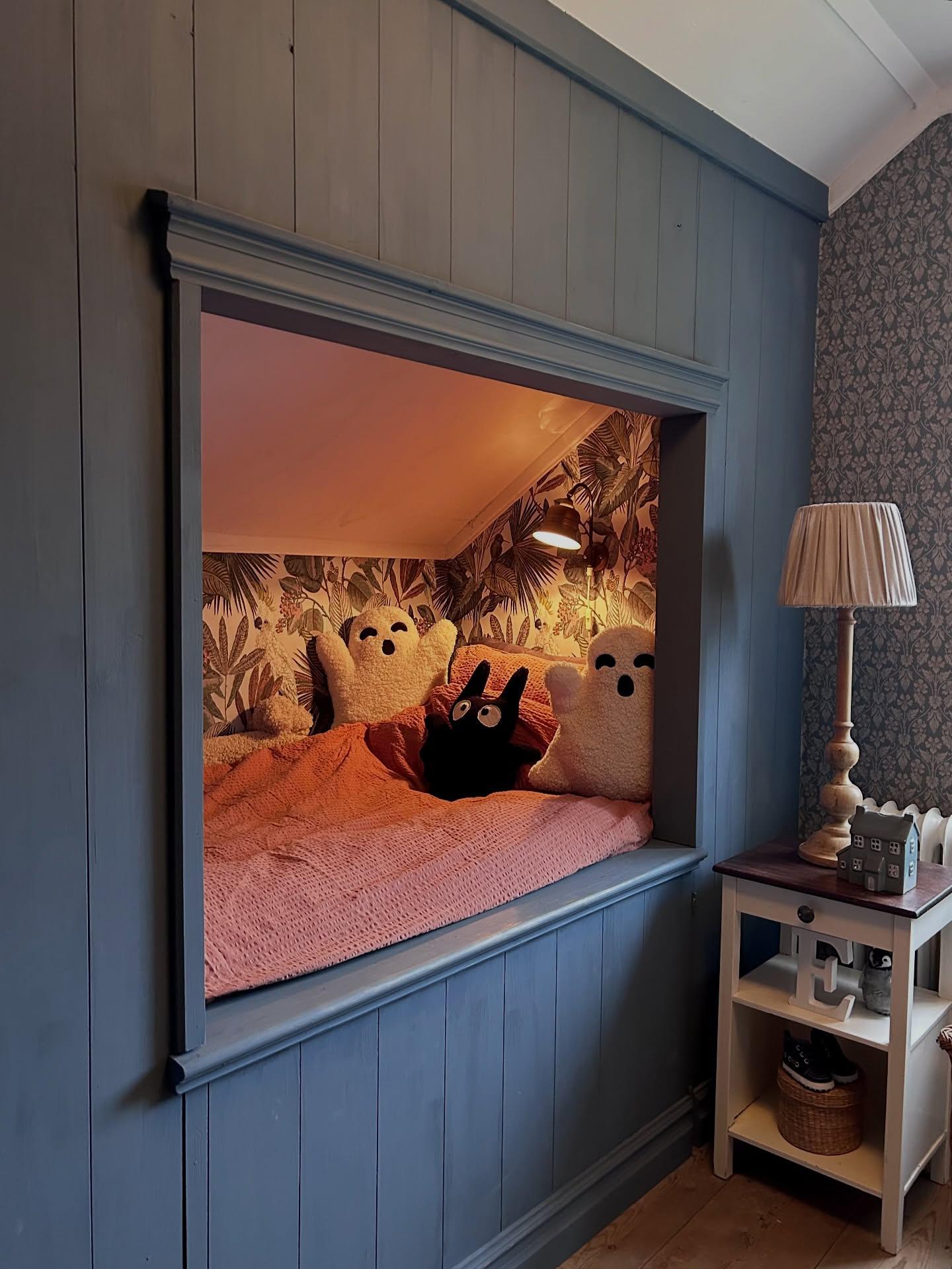 Har blivit nya tapeter på resten utav väggarna också i Edvins rum. Blev Nora från #boråstapeter. Älskar den och det blev så himla fint!🥰 Kolla gärna in filmsnutten. ➡️

#renovering #tapetsering #nora #anno #boråstapeter #familjetapeter #borastapeter #wallpaper #wallpaperinspo #tapetinspiration #tapetinspo #barnrum #barnrumsinspo #barnrumsinteriör #kidsroom #kidsroominspiration #kidsroominspo #kidsroomideas #kidsroomstyle #kidsroomdecoration