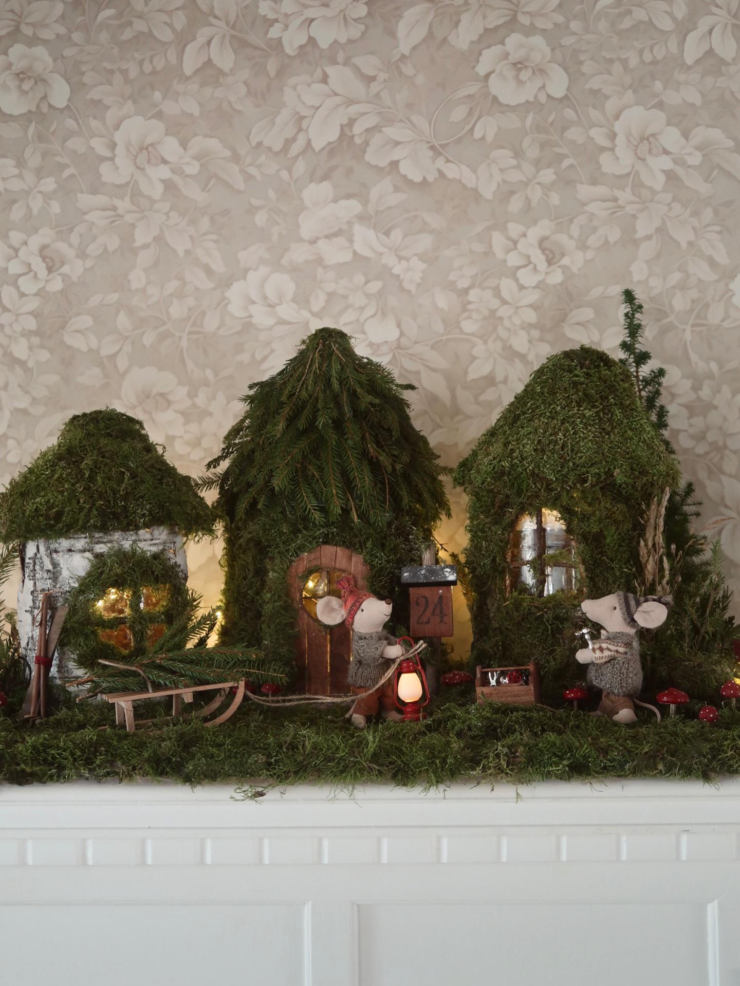 NISSEVÄRLDEN 🌲🕯️
Två av husen känner ni kanske igen? Tyckte de blev så mysiga att jag bestämde mig för att använda dom i nissevärlden. Och det gav ju mig dessutom en perfekt anledning att göra ett hus till 🌲
Hur som helst - Nu är den snart klar och jag är, för första gången någonsin, ute i god tid 😅