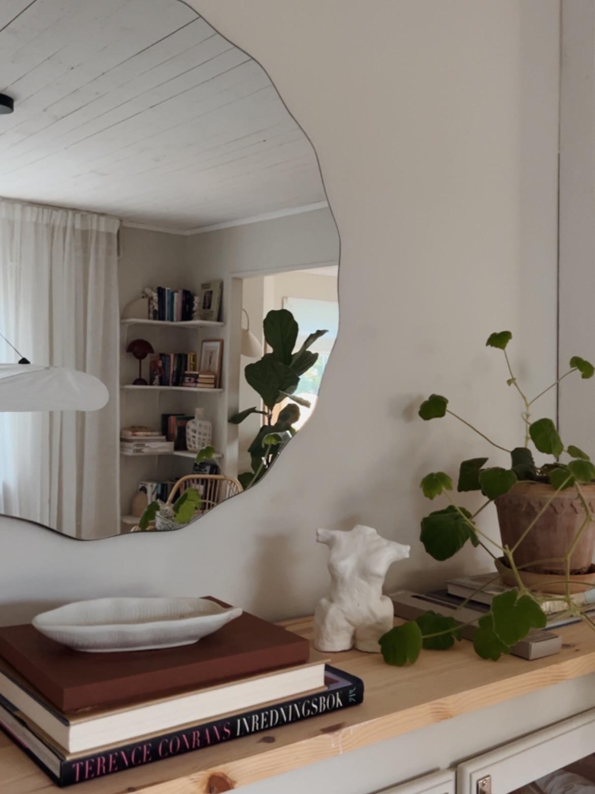 Har ni sett den allra sötaste lilla skulpturen? Högst på span-listan på loppis i många år, men till sist gav jag upp att hitta fina skulpturer second hand som många andra verkar ha turen att göra och beställde en alldeles egen från grymt duktiga michaelagrut🤍Nu är det största problemet var jag ska placera den eftersom den passar prick överallt.
.
.
.
#inspo #interior #interiör #interiors #inspohome #inspirasjon #inspiration #interiordesign #nordicdesign #scandinavianhome #scandinaviandesign #hygge #interiør #retro #lifestyle #inredning #interior #interiordesign #inredningsinspo #traumhaftwohnen #homedecor#decor #interiors #interiorstyling #skandinaviskahem #wohnideen #scandinavianstyle #scandinaviankitchen #wohninspiration