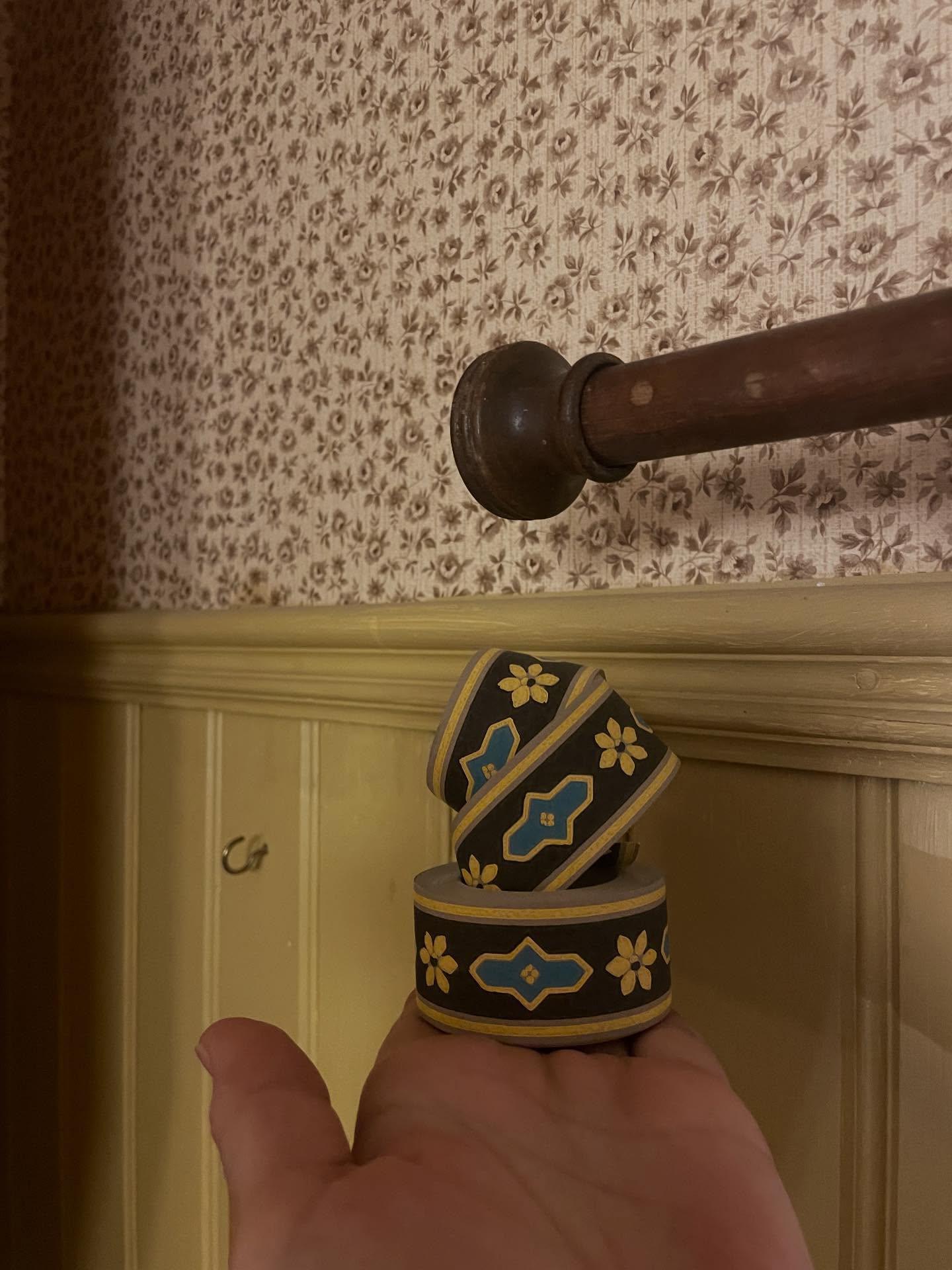 Pillade upp en bård i köket ikväll 🖤💛💙
Visste från början att farmors kökstapet krävde en bård, snabbt fixat genom att måla ut klistret direkt på tapeten.
Om man vill se resultatet finns det i händelse 

#pärlspont #linoljefärg #mormorsstång #tapetinspiration #kökigamlahus #kökstapet #tapetbård #gerdasbård familjetapeter.se #wallpaper #yeswallpassion
