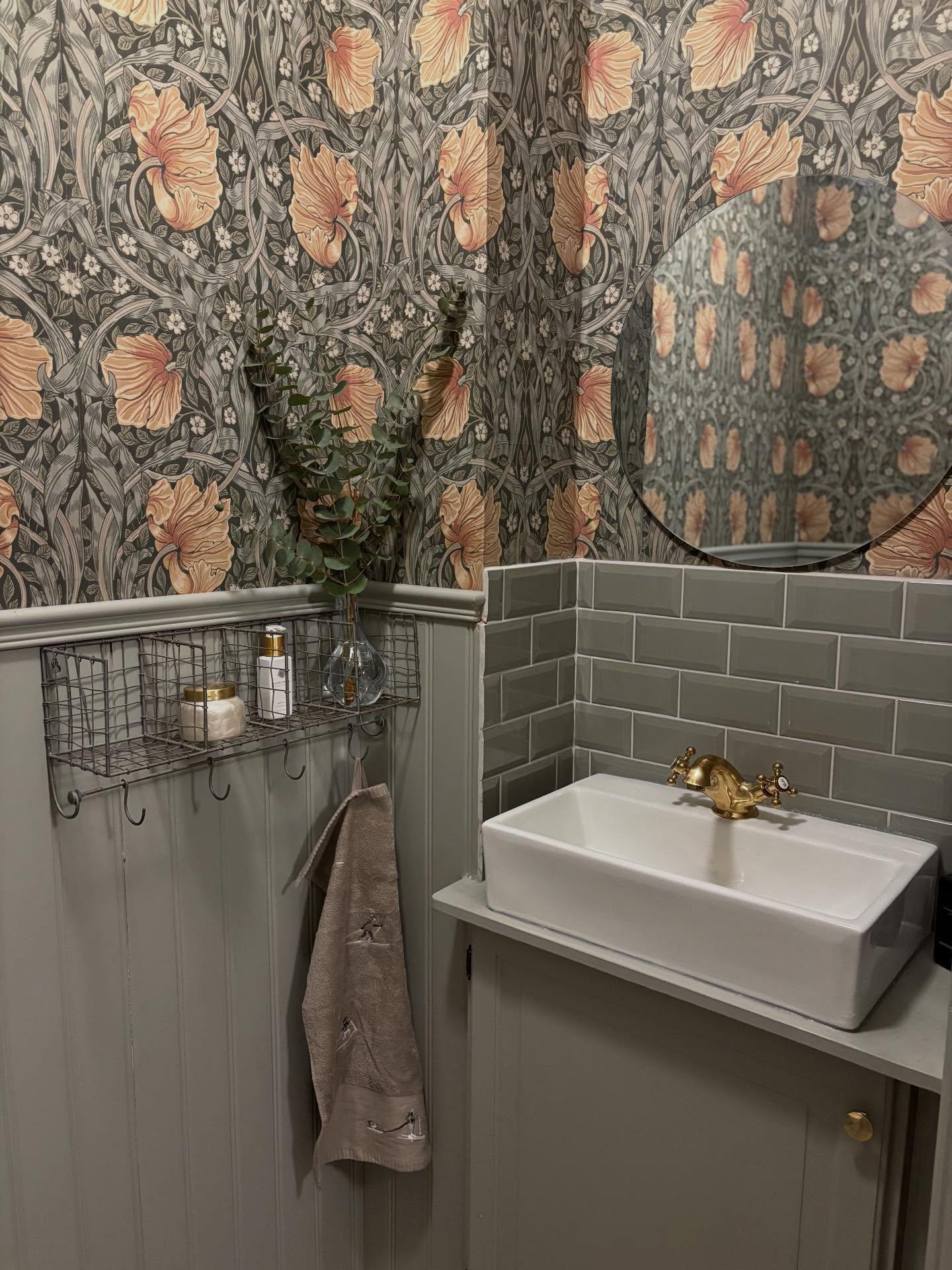 Lilla toan nere är KLAR✨😍

Det tog en stund, men det var det värt! Det var ett outnyttjat utrymme från början, som André tyckte kunde nyttjas till toa. Jag sa blankt nej till idén från början, tyckte det kändes omständigt. Men det blev jättebra!!

Som ni märker återfinns de grå/gröna tonerna i kombination med mässing även här, tycker det är en harmonisk kombination💚 Golvet är samma granitkomposit som vi har ute på verandan och uppe i badrummet. Älskar den röda tråden i huset🥰
Badrumsskåpet är ett återbildat överskåp från ett kök, som ni kan se om ni swipear 👉

#mässing #williammorris#pärlspont
