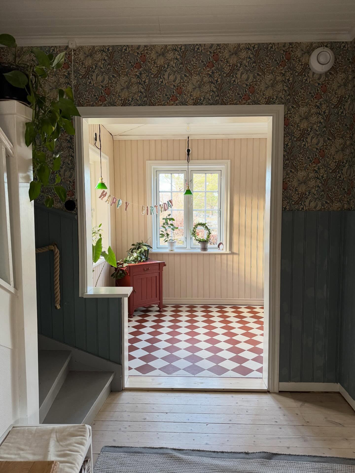 Älskar hur hallen och trapphallen hänger ihop. 
Att öppningen fick sin lilla nisch där ofta ett barn sitter. Lite småfix kvar här innan allt är helt klart (fast det blir man väl först när man flyttar). 

#renoverasekelskifte #sekelskifteshus #nyentré #skärgårdsliv #resarökåken