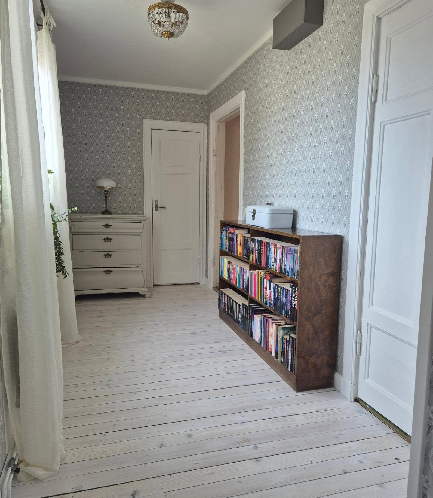 Äntligen är hallen uppe helt klar 😍 bolstadgutten 

#trettiotalshusetiljusne 
familjetapeter.se 
wallpassion_com 
#yeswallpassion
#herdins
#hårdvaxolja 
#boråstapeter