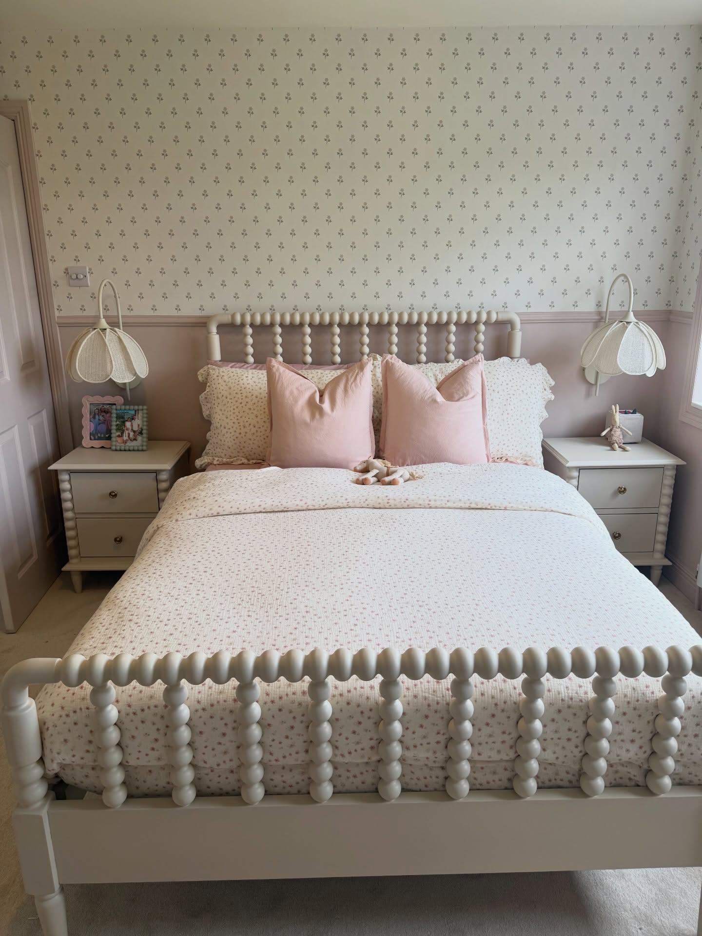A little girls bedroom of dreams 🌸☁️🧚🏻 #littlegirlsroom #wallpaper #pinkbedroom #traditionalroom