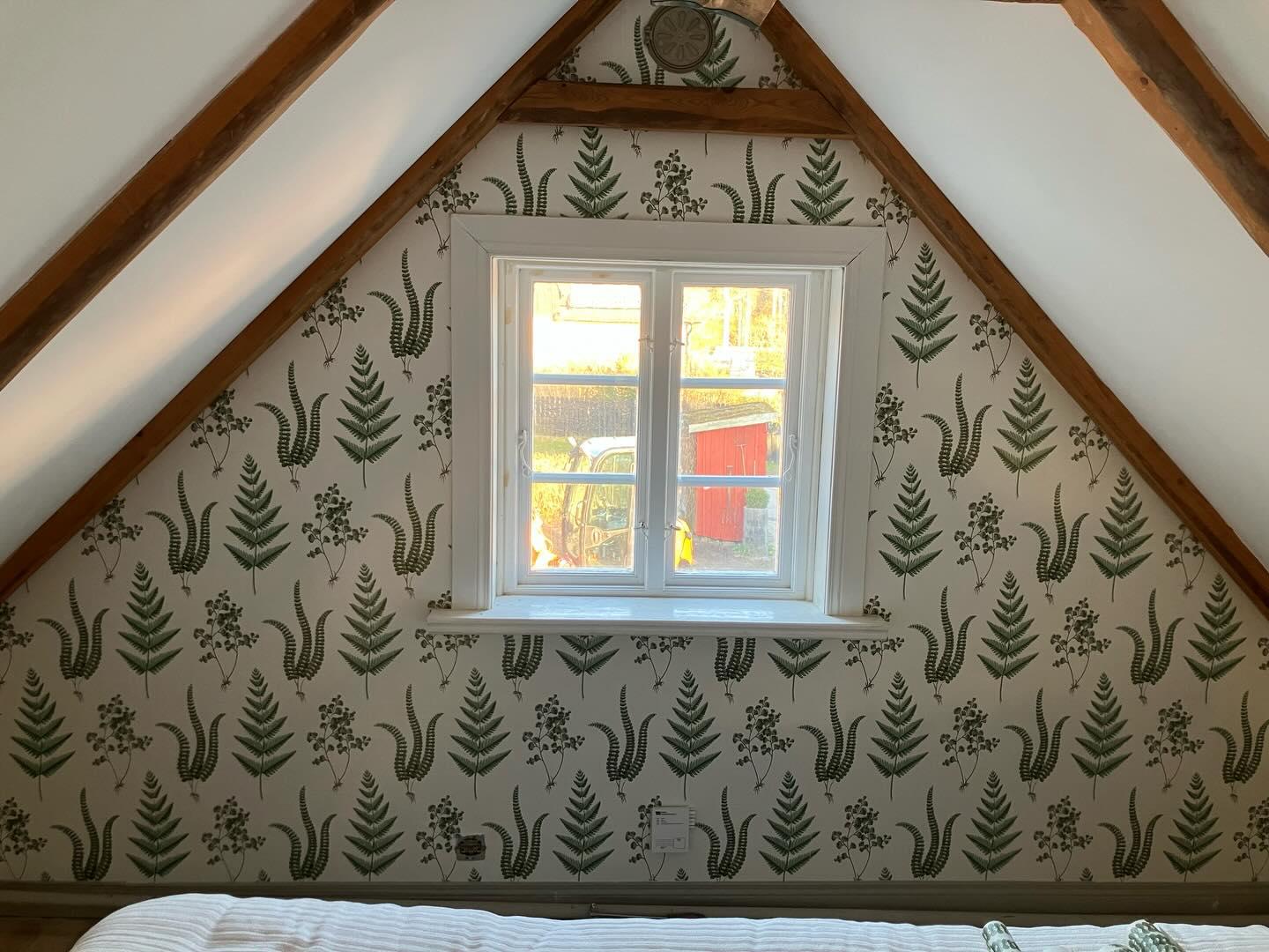 Nästa gavelrum klart efter mycket pust och stön. Det är väl nyttigt att utmana sig och testa tålamodets yttre gräns. Nöjd blev jag i alla fall. #boråstapeter #herba #familjetapeter #renoveringsdröm