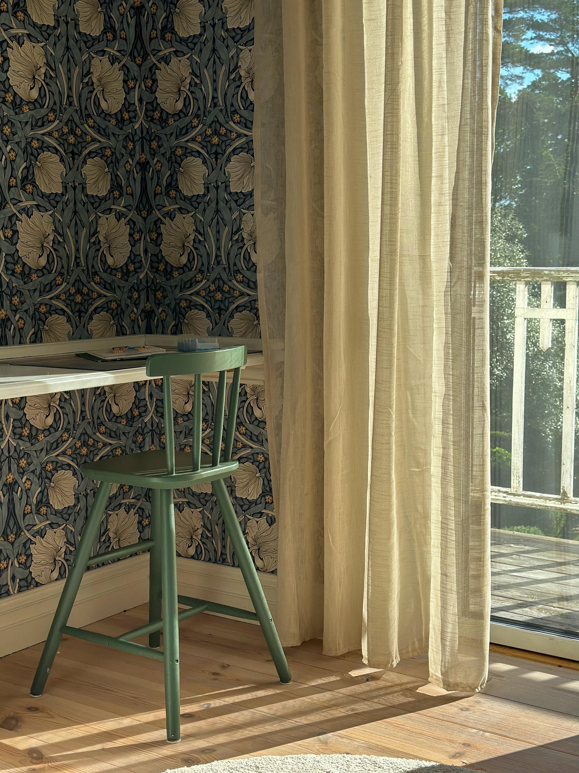 Morgonljuset i sonens sovrum ✨

williammorriscollection #williammorris #yeswallpassion #husrenovering #barnrum #wallpaper